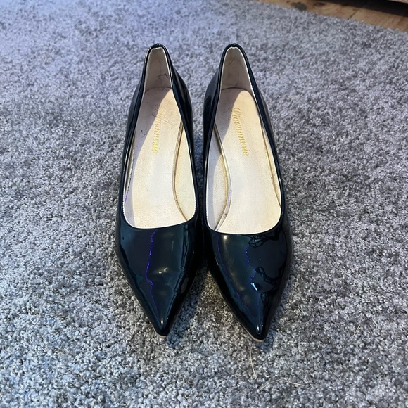 These are a size 9 in women’s heel. - Picture 1 of 4